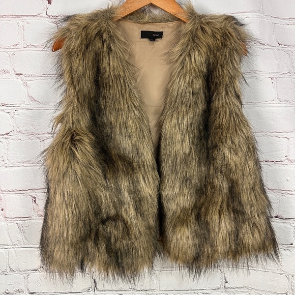 Faux fur Vest Womens size Medium Fuzzy Furry Sleeveless Layer mobwife luxury - Picture 1 of 12